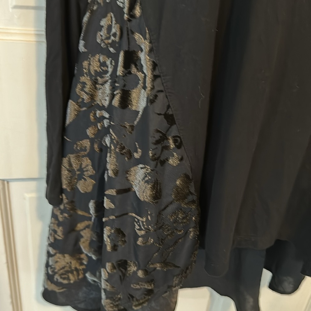 Beautiful 😍 LOGO Black Top with Burnout Velvet size small - Picture 4 of 13